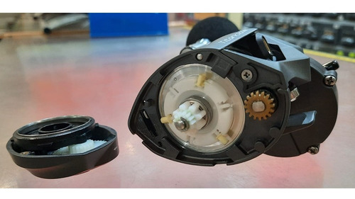 Reel rotativo Tica TITANCLAW300/1H derecho/izquierdo color 301h - manija izquierda