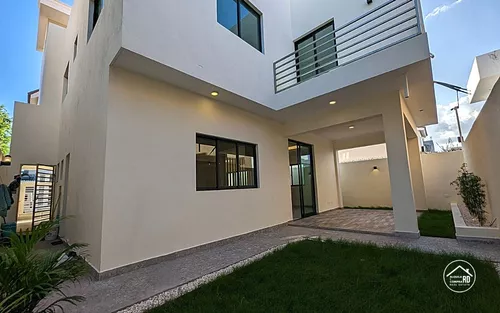 Bella Casa De 3 Niveles Con Concepto Moderno En El Mirador Del Este ...