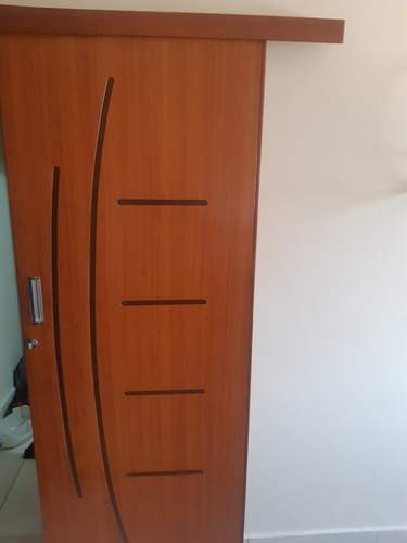 Imagem 2 de 4 de Limpeza E Acabamento De Portas E Objetos De Madeira