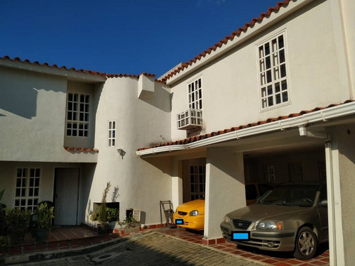 Maria Jose Castro Vende Hermoso Townhouse  Amoblado-equipado  - En La Urb. Villas  El Encanto El Rincon Mañongo Sar-561