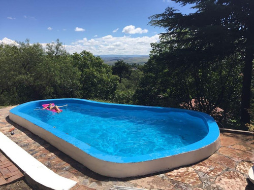 Se Vende Casa En La Cumbre Barrio Golf, De Estilo Con Vistas