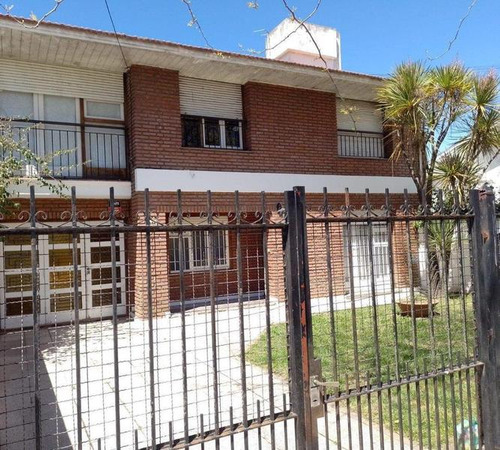 Chalet En Villa Primera Sobre Lote De 430mtrs. Tres Dormitorios Mas Dos Consultorios. Villa Primera.