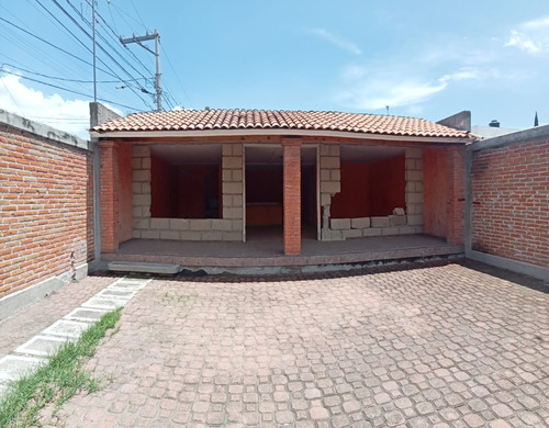 Venta Casa Con Terreno En Esquina Sta. Rosa Jauregui.