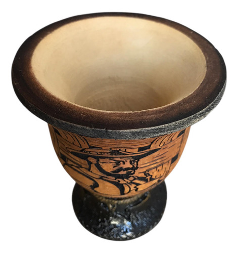 Mate De Calabaza Con Pie De Masa Tallado Gaucho Marrón Claro Tallado Gaucho