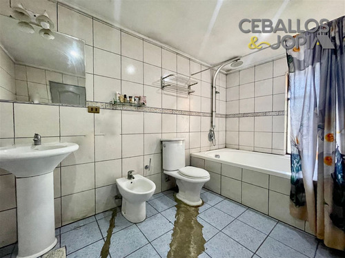 Casa En Venta De 6 Dorm. En Quilpué