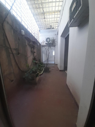 Inversión Inteligente Casa Con Patio, Cochera Y Posibilidad Comercial
