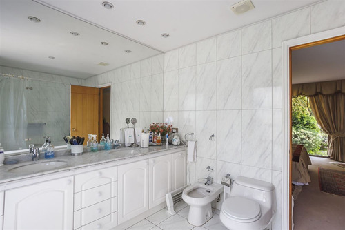 Casa En Venta De 5 Dorm., Los Dominicos, Plaza Las Condesas