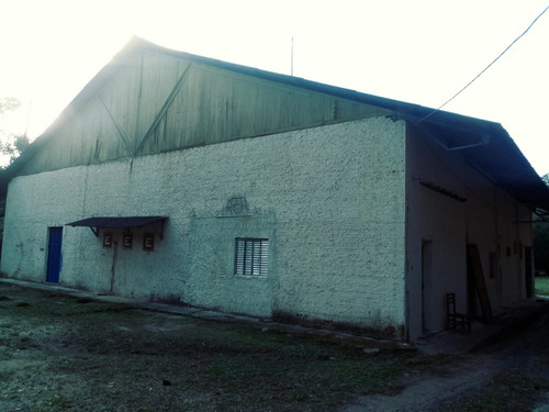 Alugo Galpão Com Ótima Localização!!!
