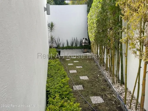 Casa Con Cuarto De Servicio, 4 Recámaras, Área De Tv. Cumbres Del Lago - Venta Rah2204