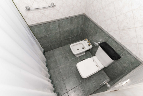 Casa En Venta 4 Amb Cochera,jardin,pileta Quilmes