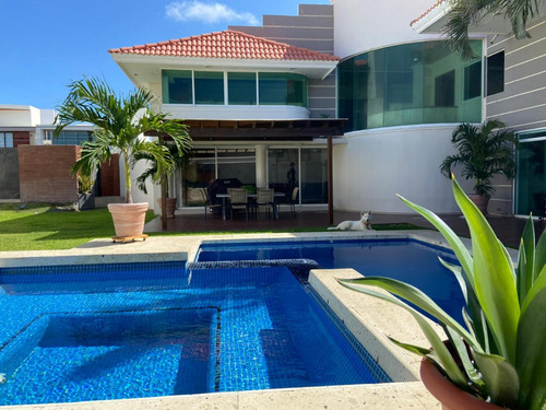 Residencia En Venta En Costa De Oro, Alberca, Jardín, Cochera Para 5 Autos.