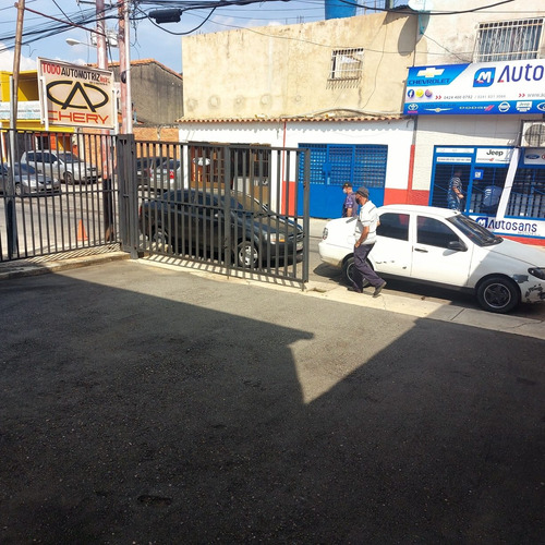 Imagen 2 de 11 de Local Comercial Av Michelena Calle Repuestos 0424.496.01.02