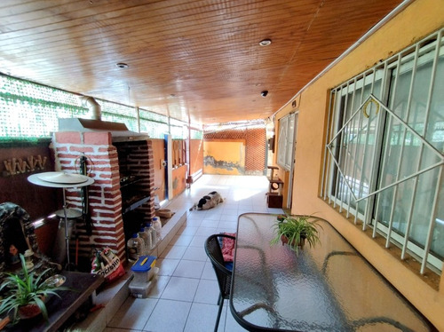 Casa 3d, 1b, 2e, 1bo. - Metro Neptuno.