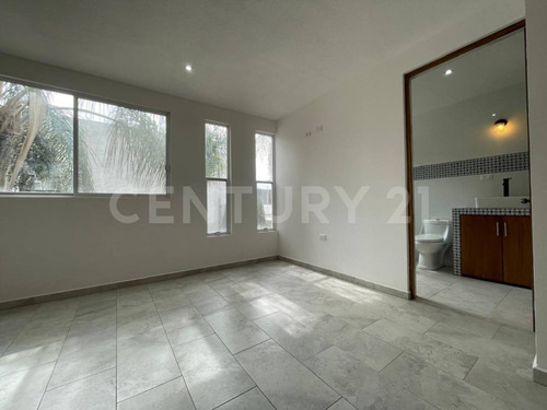 Venta De Casa, 3 Recamaras Con Closet, 3 Baños, Amplio Jardín Con Terraza
