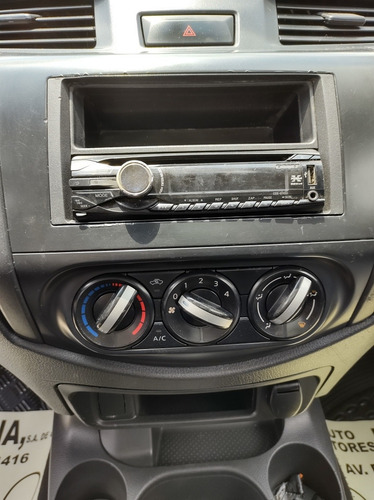 Imagen 9 de 11 de Nissan Np300 2.5 Estacas Dh Aa Pack Seg Mt 2016