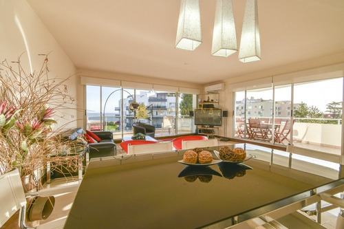 Excelente Apartamento De Tres Dormitorios Frente Al Mar - Punta Del Este- Ref: 3912
