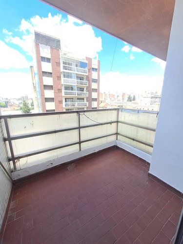 Departamento En Venta 2 Dormitorios Con Balcón. Centro. Sobre Vélez Sarfield