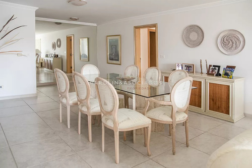 Divino Apartamento En Venta De 3 Dormitoriors En Torre Nueva York, Punta Del Este.