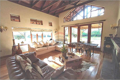 Se Vende Amplia Casa Av. Las Rastras.