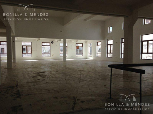 Local De Grandes Dimensiones, 1200 M2, A Pasos De Calle 20