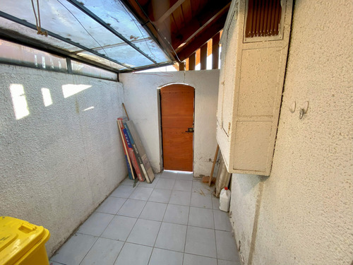 Oportunidad: Arriendo Casa 3d/2b + Servicio, Est. Techado