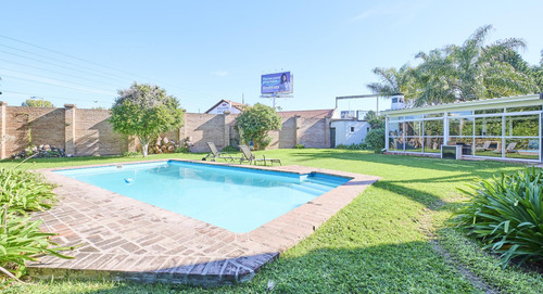 Venta - Casa 7 Amb. En Camino Real Con Jardín, Pileta Y Quincho Cerrado