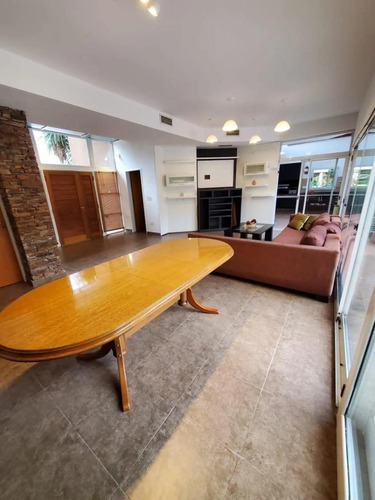 Casa En Alquiler - Moderna C/ Quincho, Pileta, Jardín Y Cochera Para 4 Autos - Campos De Alvarez