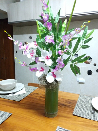 Imagem 6 de 7 de Orquideas Artificiais Brancas + Vaso Bambu Arranjo Flores