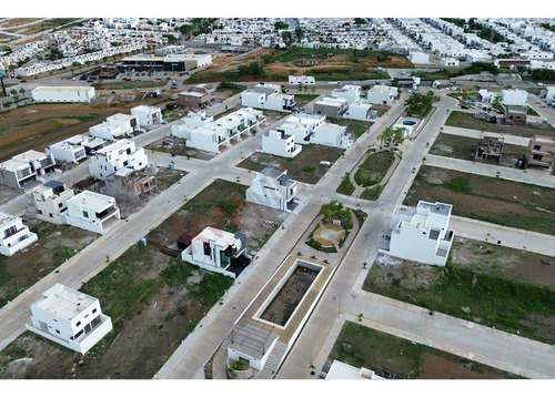 Terreno En Venta En Privada Coto Platino Norte Con Alberca, Casa Club, Areas Deportivas Con Segur...