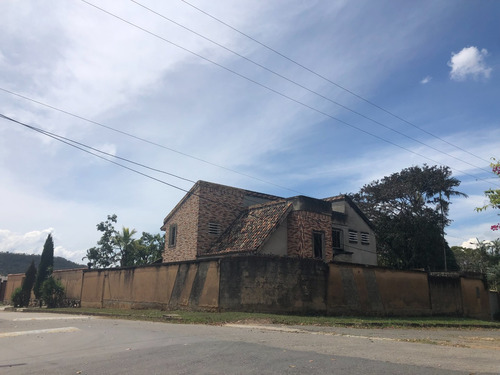 Terreno De Esquina En Colinas De Guataparo Calle Cerrada  (bienhechurias Por Registrar). Int-031