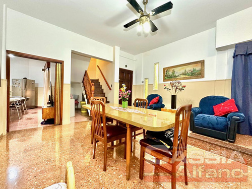 Casa Impecable Desarrollada En Dos Plantas, 3 Dormitorios, Patio, Garage, Terraza