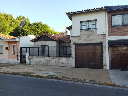 Chalet En Venta Banfield Oeste 2 Dormitorios Garage Permuta