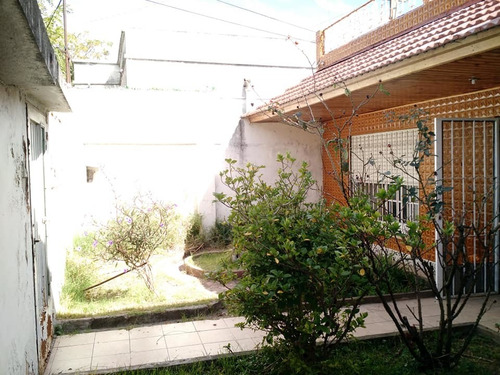 Imagen 3 de 14 de Venta De Casa De 3 Amb Con Cochera Pasante Y Amplio Lote.
