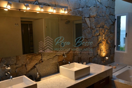 Casa En Punta Piedras, 5 Dormitorios *- Ref: 3581