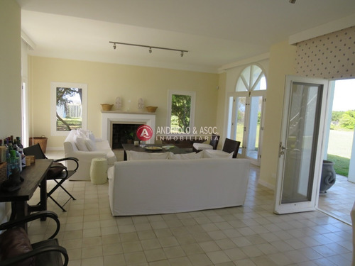 Hermosa Casa A La Venta ,amplia,comoda,cerca De Todo.- Ref: 6742