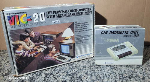 Computador Antigo Commodore Vic 20 + Datasette (funcionando) (Usado)