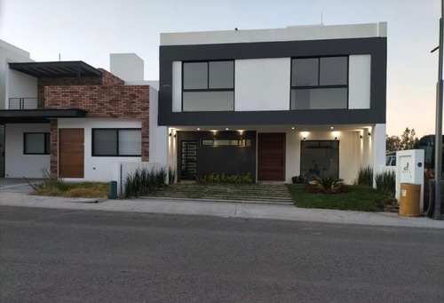 Se Vende Residencia En Lomas De Juriquilla, Doble Altura, Ro