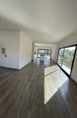 Imagen 5 de 21 de Casa De 4 Ambientes En Venta En San Ramiro, Pilar Del Este.