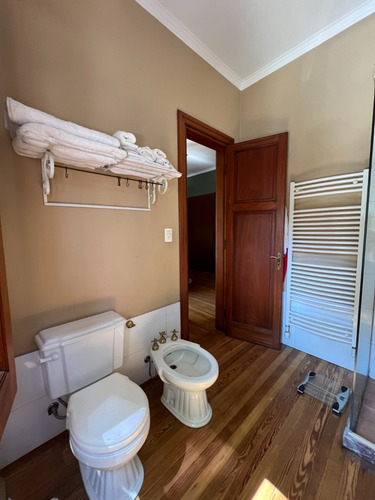 Vendo Espectacular Casa Padron Unico, En Calle Cerrada Sin Transito, 3 Dormitorios, 3 Baños, Garaje, Terrazas Y Azotea, Acepta Banco, Zona Pocitos.