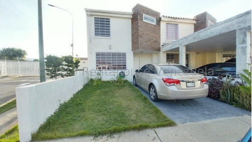 Renta- House Vip Group Vende Casas En Cabudare Lara Villas Del Golf Plaza De Esquina 2 Niveles Estilo Townhouse. 3 Habitaciones, Closet De Madera, 2 Baños, Calentador De Agua, Medio Baño De Visitas.