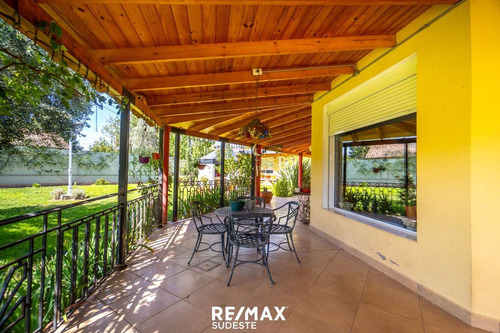 Venta Casa Cuatro Ambientes Con Amplio Jardin