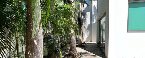 Casa En Venta, 5 Recamaras, Frente Laguna, Jacuzzi, Piscina, Isla Dorada Cancun.