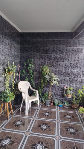 Casa Com 3 Quartos, 2 Banheiros, Salão De Festas Com Churrasqueira, Copa Cozinha, Sala Ampla E Edicula