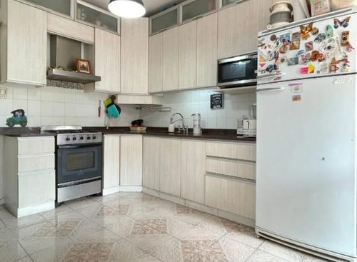 Imagen 6 de 10 de Excelente Triplex 4 Ambientes Con Patio Y Cochera. Escucha O