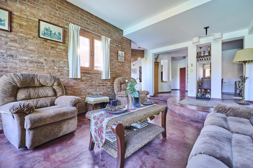 Venta - Casa 7 Amb. En Camino Real Con Jardín, Pileta Y Quincho Cerrado