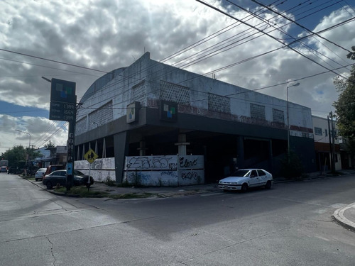 Moron, Local,  Excelente Propiedad En Venta. Fracción De 600 Mts2 Con Una Construcción Total De 1.420 Mts2