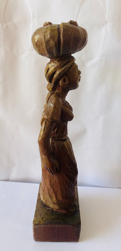 Escultura Mulher Africana Em Madeira Marrom-claro