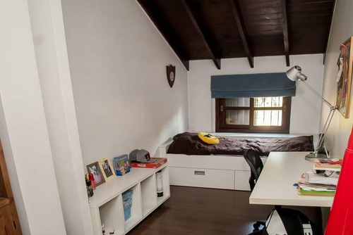 Hermosa Casa Súper Cómoda Y Espaciosa, Con Cochera, Pileta, Jardín Y Parrilla!