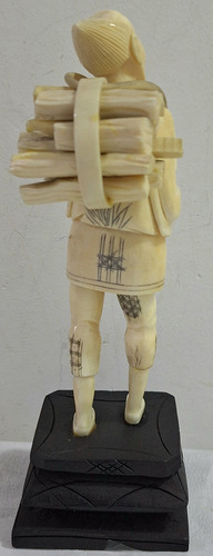 Figura Material Noble Leñador Cargando Leña (Usado)