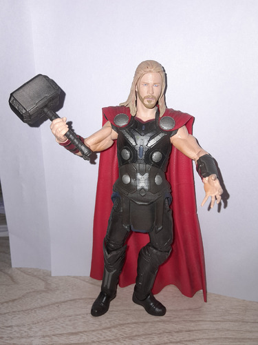 Figura De Acción Thor Avengers:age Of Ultron Diamond Select 